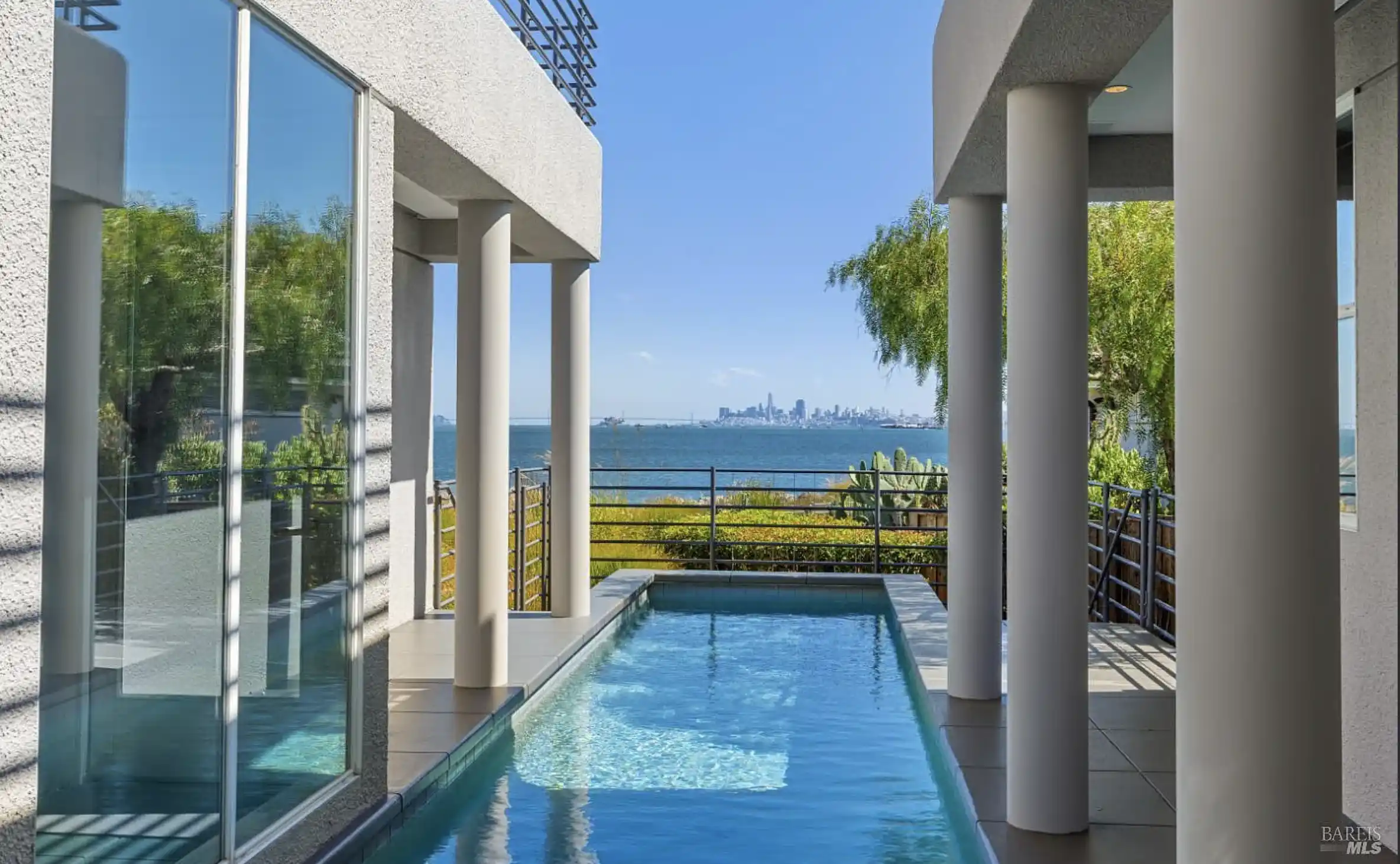 Contemporary Residence With Sweeping Views Across The Bay – image 5